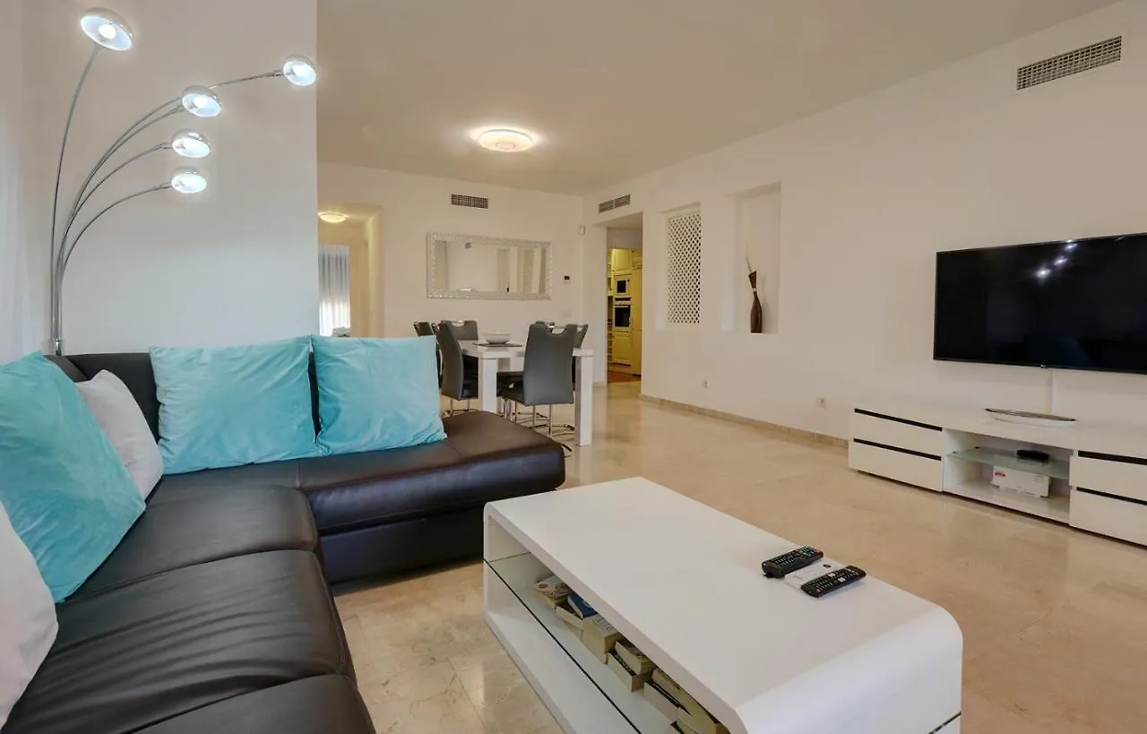El Campanario Apartment - Pool View 에스테포나 0*,  스페인